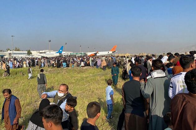 Afganistan'dan şoke eden görüntüler: Kaçmak için tutundukları uçağın kanadından düştüler