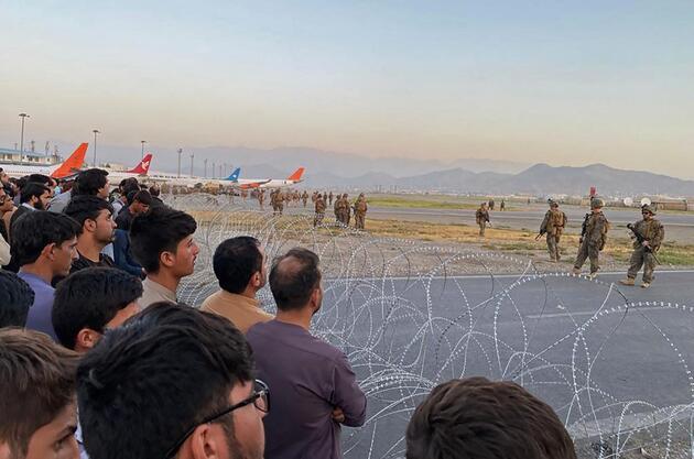Afganistan'dan şoke eden görüntüler: Kaçmak için tutundukları uçağın kanadından düştüler