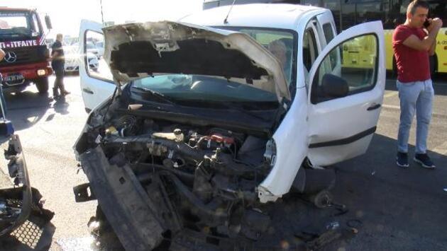 Kaza yapan sürücü şokun etkisiyle aracından inemedi